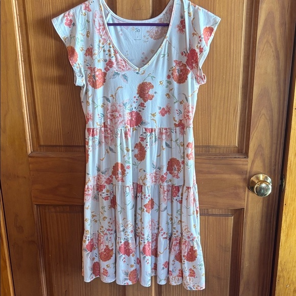 SO Dresses & Skirts - Floral V-Neck Dress